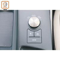 駕駛模式切換旋鈕及EV模式鍵置於波棍後方，讓駕駛者可按個人需要選擇。