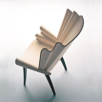 擅長波浪形設計的Nanna，於1996年推出The Seashell Chair，椅邊像貝殼又像海浪。