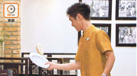 餐廳Com Nieu Sai Gon的鍋巴飯除了用來吃之外，更可當成飛碟大玩拋飛表演，你睇呢位侍應便輕鬆接過飛飯。