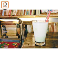 糯米加椰漿是越南街頭的熱門小食，而椰汁加綠糯米則是店內特色飲料之一，售VND65,000（約HK$22.7）。