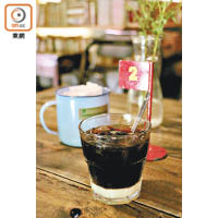 不妨來一口傳統越南咖啡，味道相當濃醇，售VND35,000（約HK$12.2）。