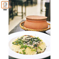 越南傳統美食不但有河粉、米紙卷和法包，Com Nieu亦是代表作之一，每客連表演售VND53,000（約HK$18.5）。