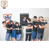（由左至右）劉家灝、盧子鎣、李可彤、李定宇、陳立信及林健智的畢業作品是一齣探討細菌世界的動畫《Bloodxury》，身後的為動畫海報。