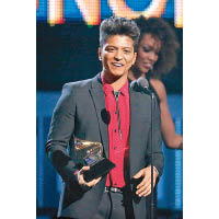 美國歌手Bruno Mars配襯的Bolo Tie是Saint Laurent出品。