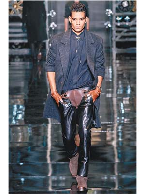 Versace曾於 2014 F/W推出大量不同款式的Bolo Tie。