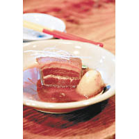 五花腩是沖繩名物之一，當地人喜歡用紅生薑及泡盛煮腍豬肉，地酒橫丁的五花腩，入口即溶，非常惹味。