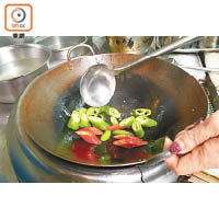 1.起油鑊炒香青紅尖椒，聞到香味後加水煮至半熟，撈起備用。
