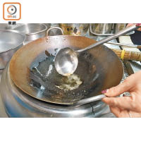 1.起油鑊，用細火將糖炒至焦糖色，加薑爆香後放雞件炒至金黃色。