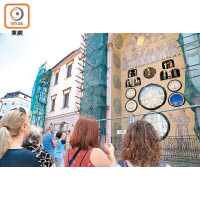市政廳牆上的天文大鐘只於中午上演一次表演，所以每次都吸引了極多遊客。
