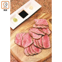 燒好後的牛髀肉，會由專人切片，切開肉質仍然粉嫩，入口肉味濃郁。