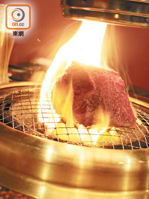 牛髀肉 ￥3,980（約$275.4）<br>將如拳頭大的牛髀肉放在爐上燒約5至10分鐘，外表看來熟透但內裏依然嫩滑，香港很少有如此吃法。