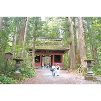 前往奧社及九頭龍社途中的隨神門，其特色是以稻車葺作為屋頂。