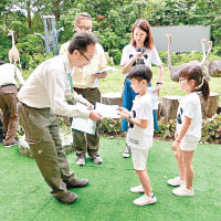 活動的壓軸環節是長隆野生動物世界副總經理張學禮為幸運家庭頒發證書。