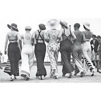 1930年代，時髦女性到沙灘或出海遊玩時都會穿上連身褲。