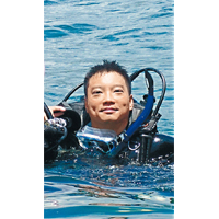 曾獲得香港潛攝大賽冠軍的Victor，先後到訪日本沖繩、台灣綠島、印尼四皇島及菲律賓阿尼洛等進行拍攝。