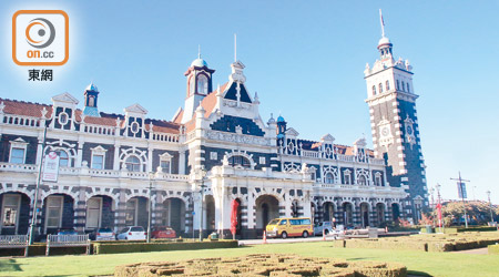 作為地標的達尼丁火車站，是建於1903年的新文藝復興建築。
