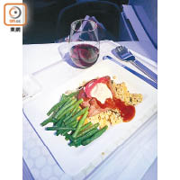 豪華經濟艙已可享用主廚Peter Gordon設計的菜式，不只座位闊落咁簡單！