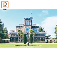 市內另一城堡Larnach Castle現在變成酒店，其花園被評為新西蘭南島5大漂亮花園之一。