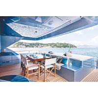寬敞的半露天用餐區，讓賓客可盡覽海上景色。