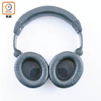耳機支架採用強化塑材製造，重量只有290g。