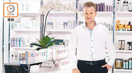 Dr. Felix Bertram是瑞士皮膚科中心Skinmed的創辦人，由他領導的9位醫生及皮膚科專家，每天照顧180位求診人士，每年進行達8,000次手術。