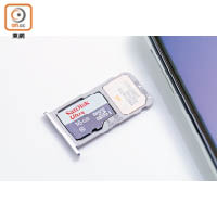 支援雙卡雙待，SIM 2卡槽可擺放microSD記憶卡。