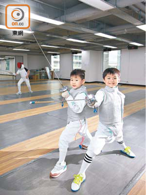 蕭榗樂（左）及楊博皓（右）學習劍擊數月，姿勢有板有眼。