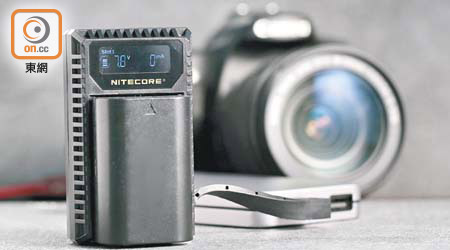 USB Camera Chargers接駁「尿袋」即可替相機電池充電。<br>售價：$120~$160