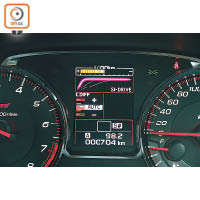 雙圈儀錶板沿用紅色刻度設計，中央屏幕可依所選的SI-DRIVE駕駛模式顯示。
