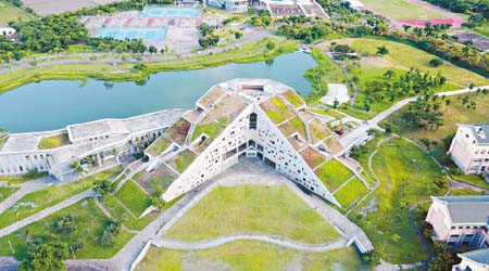 利用航拍機高空拍攝，最能看出台東大學圖書資訊館像古文明遺迹的外觀。