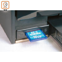配備SD記憶卡槽，一插卡即可打印卡內的相片。