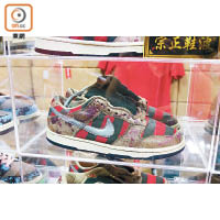 Dunk Low Pro SB ''Freddy Krueger'' <br>原屬於Nike跟電影《猛鬼街》的合作版，但礙於當年未能與電影商達成共識，所以最終沒有正式發售，更要銷毀所有存貨，如今流傳下來的「死剩種」睇怕數量極小。