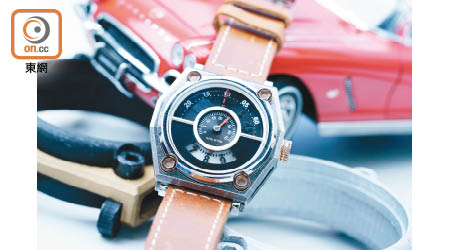 T1D1黑色錶盤腕錶（連錶殼） $5,350、啡色皮革錶帶 $450
