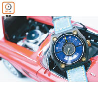  T1D1藍色錶盤腕錶（附原裝藍色錶帶） $5,150、黑色精鋼錶圈 $810
