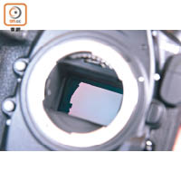 配備4,570萬像素CMOS和EXPEED 5影像處理器，畫質和運算速度提升。