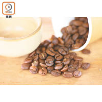 減少攝取咖啡因，有助降低恐懼感爆發的頻率。