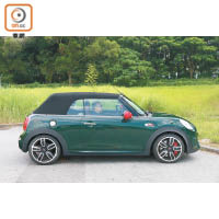 MINI JCW Convertible可在18秒完成開或閂篷，屬合理時間。