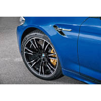 標配19吋Orbit Grey合金輪圈、M Compound煞車碟及藍色制動卡鉗，另有20吋合金輪圈及再輕上23kg的M系專屬碳陶瓷煞車碟及金色制動卡鉗供選配。
