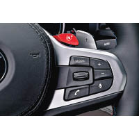 M1及M2紅色按鍵分別設在轉檔撥片旁，方便儲存及切換兩個自訂駕駛習慣組合。