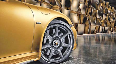 保時捷全新的編織碳纖維輪圈，將於明年初可在911 Turbo S Exclusive Series選配。