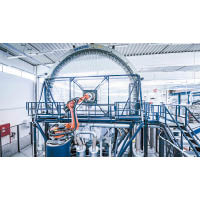 編織碳纖維輪圈是由目前全球最大、直徑約9米的碳纖維編織機所製。