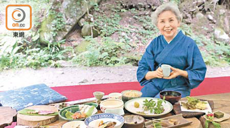 70歲的寺谷節子太太和丈夫於45年前開始，努力在山林內建設，由一間起到現時達10間的小屋及茶室，為遊人提供山菜料理，慢味大自然滋味。