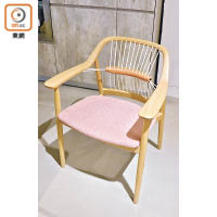 Takumi Kohgei的扶手椅「YC1 Dining Chair」，其物料混搭了木材、繩索及皮革，是筆者的心水之選。$13,000