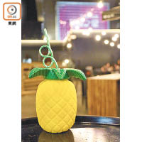 這個菠蘿杯盛着的是西瓜冰沙，亦可選菠蘿冰沙，售NT$299（約HK$78.7）。