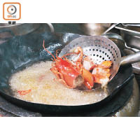 龍蝦蒸熟拆肉後，以熱油爆香備用。