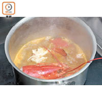 用滾水淥熟怡保芽菜、通菜、米粉及油麵置湯碗內。將拆好的龍蝦放入湯內煮熱。