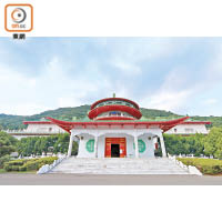 中山樓是為了紀念孫中山百年誕辰而建，設計以中國宮殿式建築為藍本。