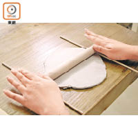 1.先把免燒陶泥搓軟，放置兩支木棒於旁邊，利用陶泥滾軸把陶泥搓平至均勻厚度。