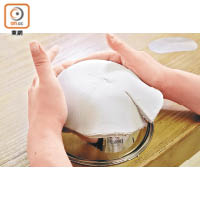 3.將裁好的免燒陶泥置於碗底上，用手將之捏成碗狀，利用（界）刀把多餘的陶泥除去。