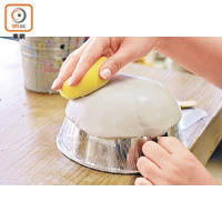 5.用沾上水的海綿，在碗的表面打圈，並風乾約一天。